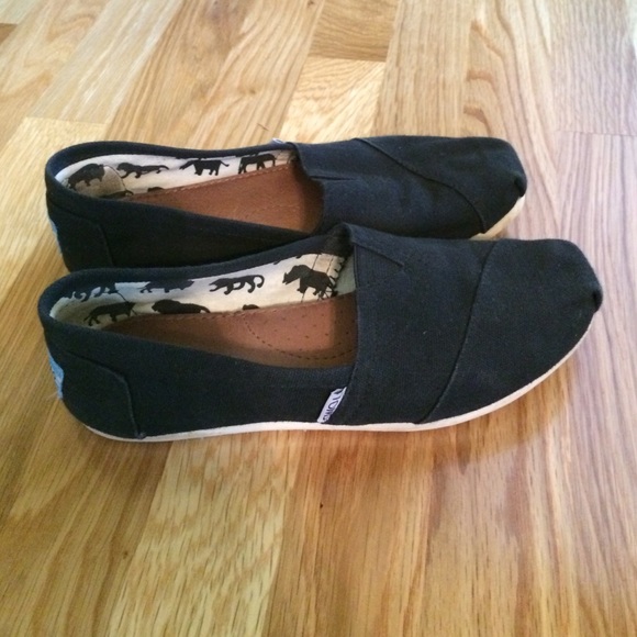 Black TOMS