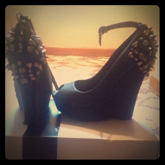 Leather wedges with strap around the ankle