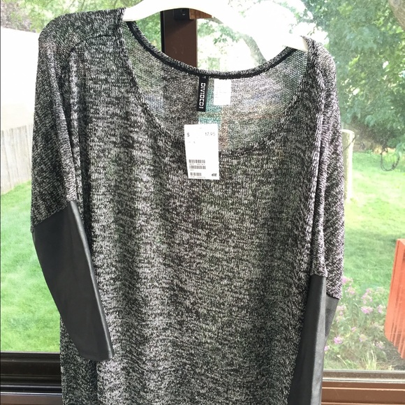 Marled black/gray thin sweater w/ faux leather