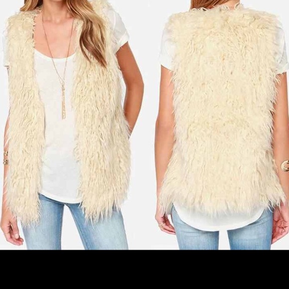 Ivory sleeveless faux fur vest!❄️