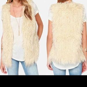 Ivory sleeveless faux fur vest!❄️