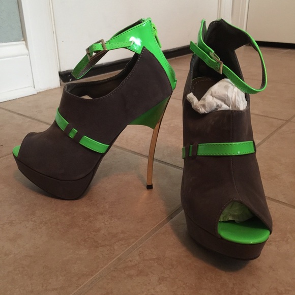 Super cute brand new never worn heels - Picture 1 of 3