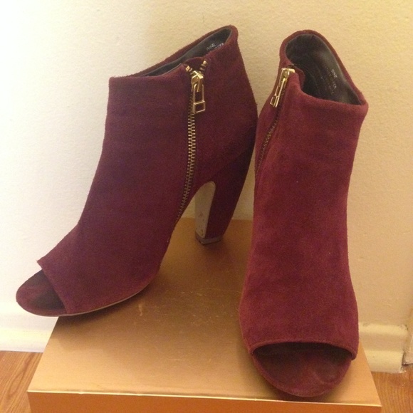 Peep toe gold side zip booties. Wine/oxblood red - Picture 2 of 4