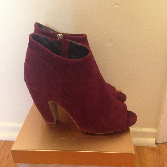 Peep toe gold side zip booties. Wine/oxblood red - Picture 3 of 4