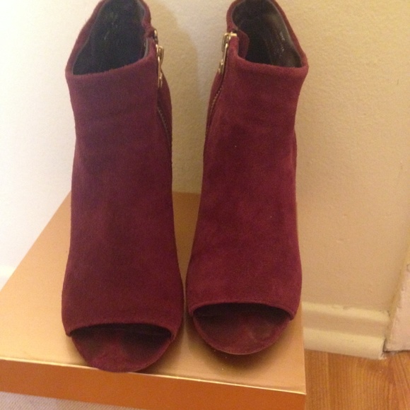 Peep toe gold side zip booties. Wine/oxblood red - Picture 4 of 4