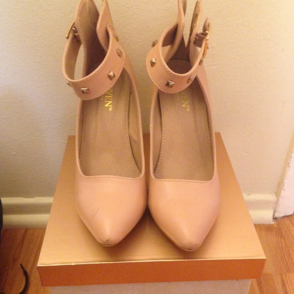 SOLD IN BUNDLE Nude heel with gold details - Picture 2 of 3