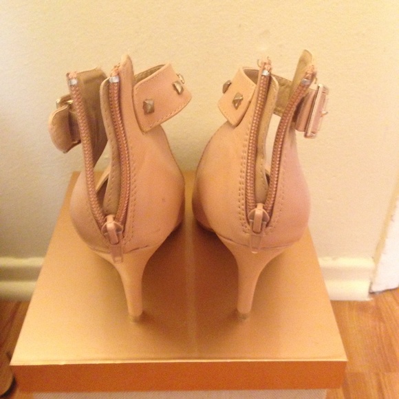 SOLD IN BUNDLE Nude heel with gold details - Picture 3 of 3