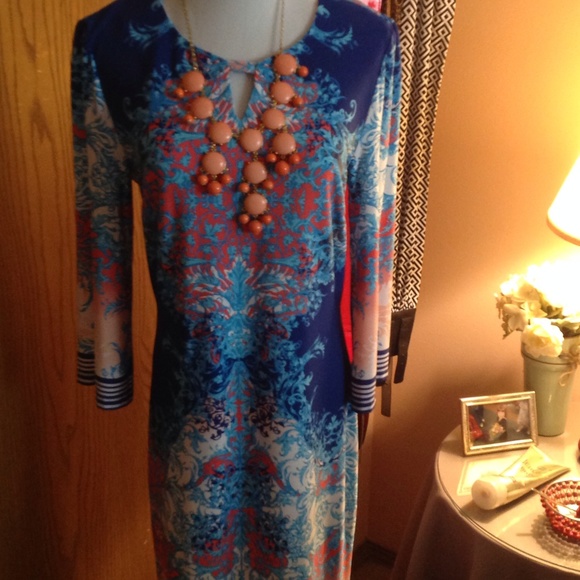 Gorgeous Key Hole Dress. - Picture 2 of 2