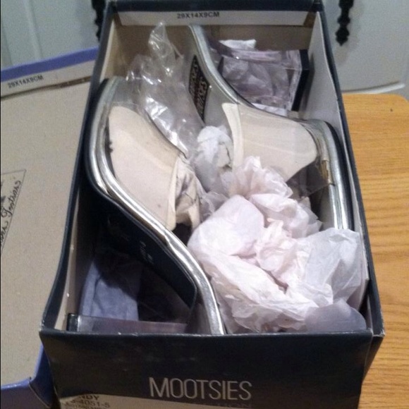 Mootsies Tootsies silver/clear small heel, 7.5 - Picture 2 of 4