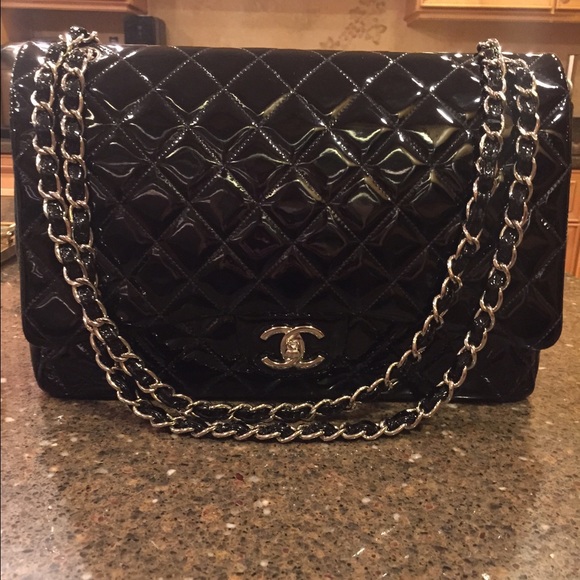 ❤️❤️sold❤️❤️Auth. Chanel maxi bag with everything