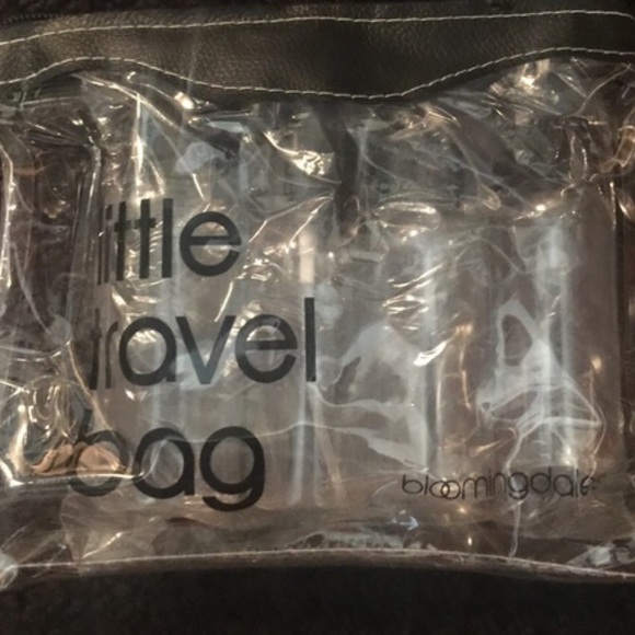 Bloomingdales Handbags - Bloomingdales little travel bag