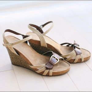 AEROSOLES Plush Around Sandal in natural fabric