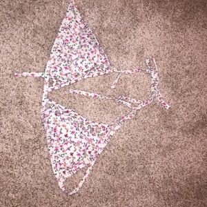 ❌❌SOLD❌❌ Super cute floral bikini w/ detail