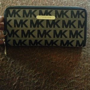 ‼️️FLASH SALE‼️ Michael Kors monogram wallet