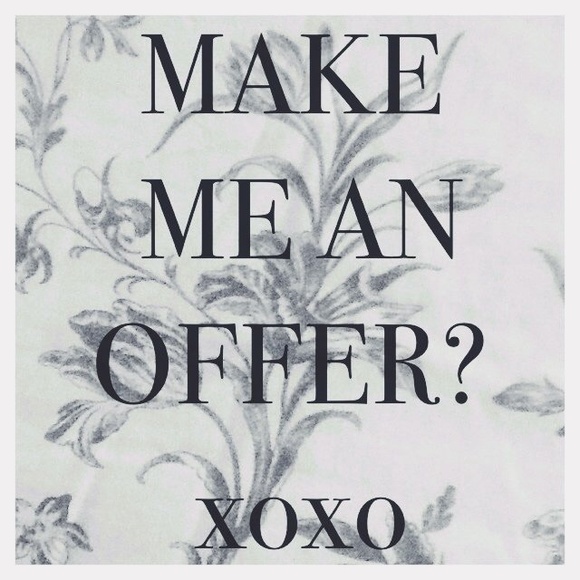 Offers are welcome❗️3⃣0⃣% off bundles 🌟✨💃🎀👠👛