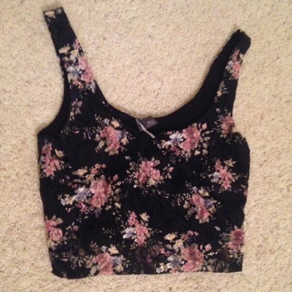 Cute floral printed black crop top!