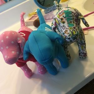 3 VS pink dogs