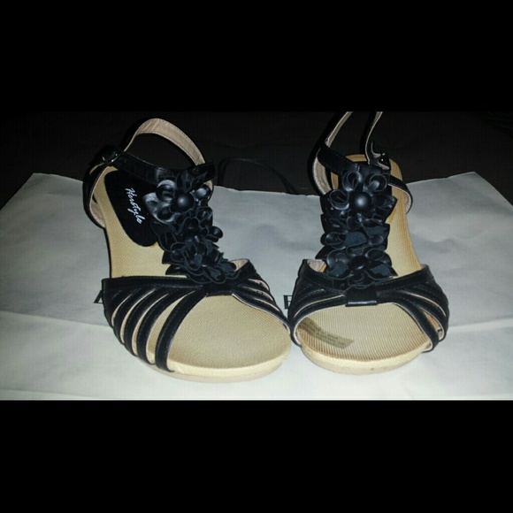Womens cute black sandles never worn