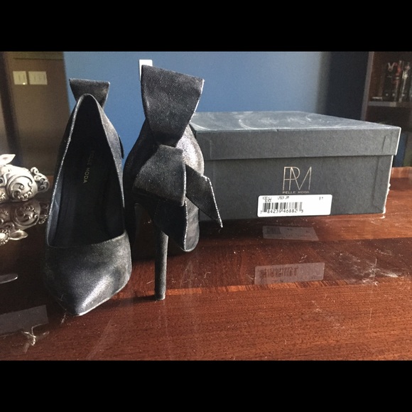 Pelle Moda black shiny satin bow heels