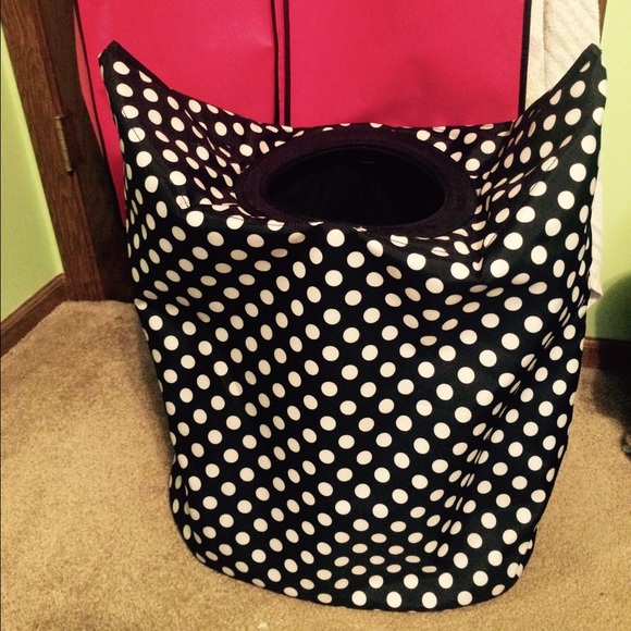 Laundry basket with bamboo support rods