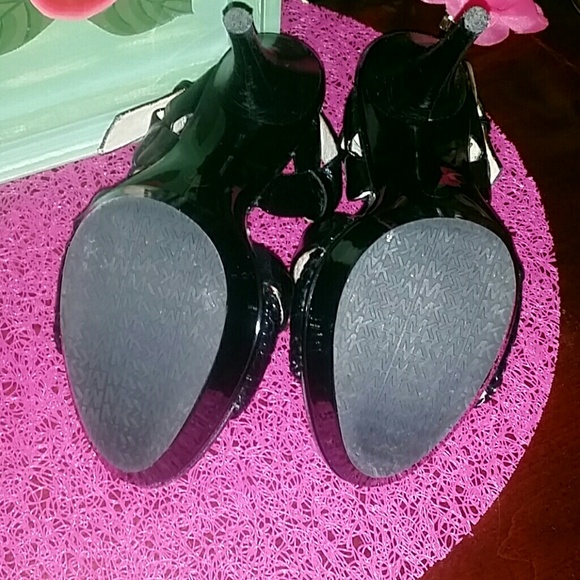 Authentic !Michael Kors shiny  black leather heels - Picture 4 of 4