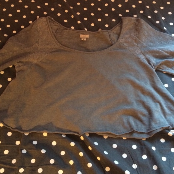 Ecoté crop top with flowing sleeves.