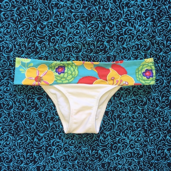(San Lorenzo) Belted Embroidered Bikini Bottom Sml