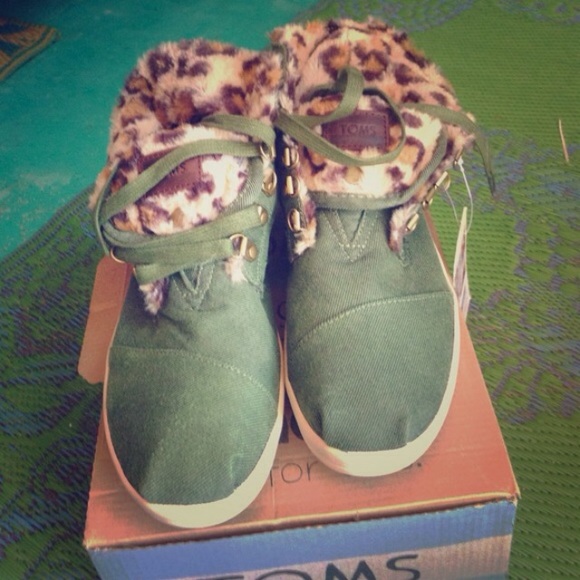 TOMS Women's Highlands Green Leopard Fleece Boots
