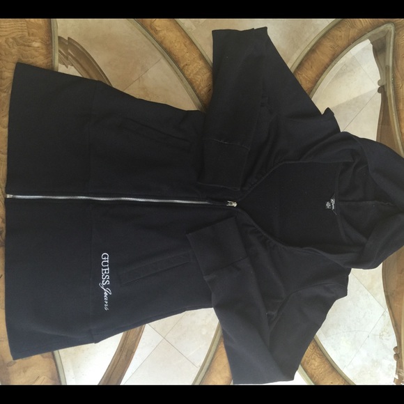 Black Guess Top Hoodie "Large" it fits a Medium.