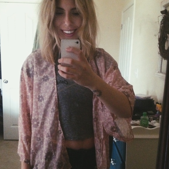 Brandy Melville Jackets & Blazers - 🌸 Floral Kimono 🌸