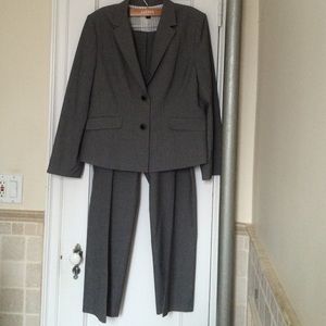 Tahari ASL grey pantsuit - size 18