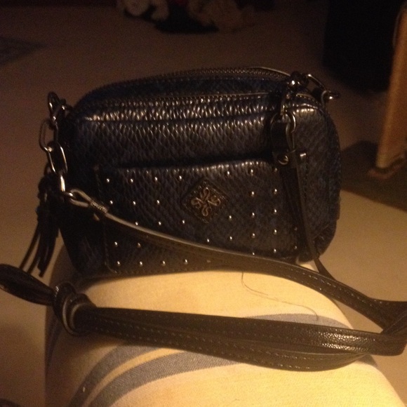 A blue and black Vera Wang cross body hand bag 😍
