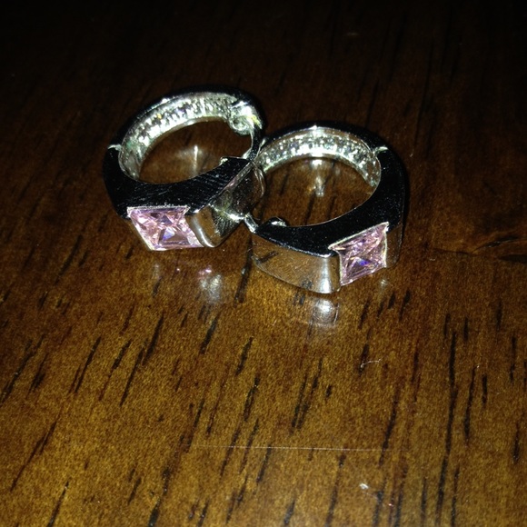 Hoop earrings with pink stone