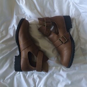 Brown Keyhole ankle boots / booties
