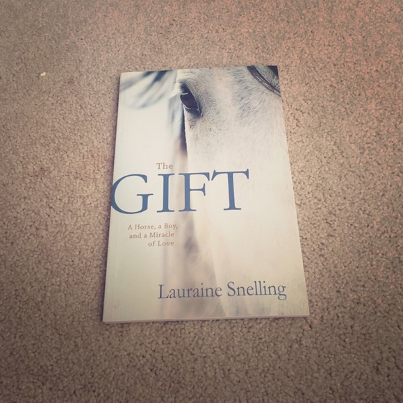 The gift by Lauriane Snelling