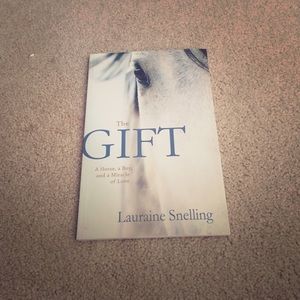 The gift by Lauriane Snelling