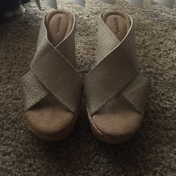 Merona Gold Wedge Sandals very comfortable! - Picture 2 of 4