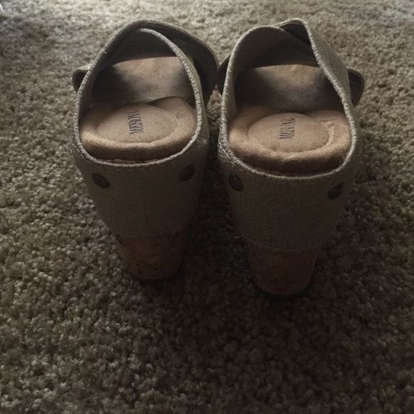 Merona Gold Wedge Sandals very comfortable! - Picture 3 of 4