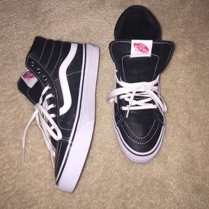 Black leather Sk8 hi vans
