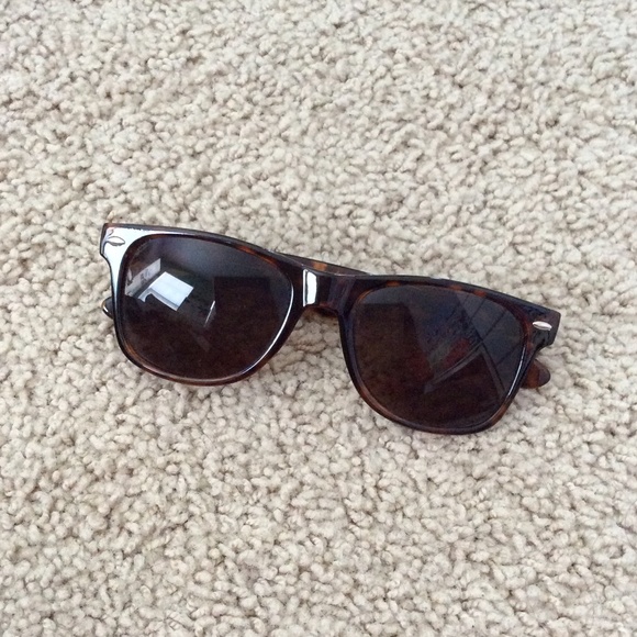 BROWN SUNGLASSES