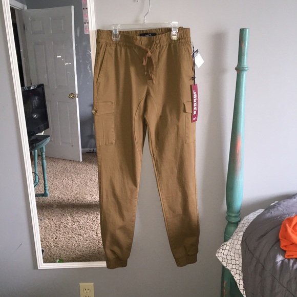 Kahki joggers nwt