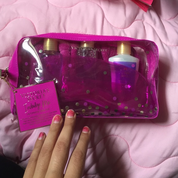 Victoria's Secret Accessories - Victoria secret ultimate spa kit
