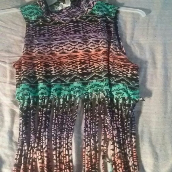 A crop top fringe shirt - Picture 1 of 3