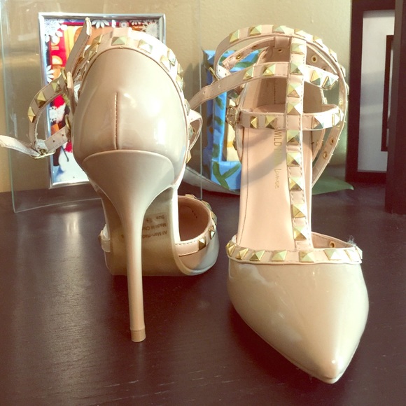 Nude stud pumps NWOT