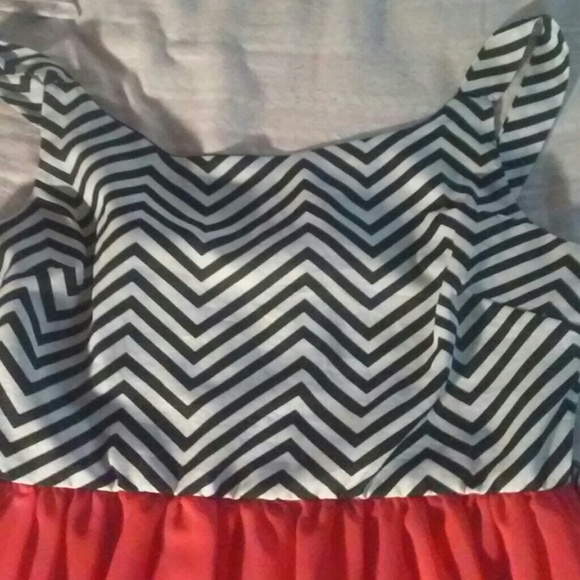 A mid thigh dress - Picture 2 of 3