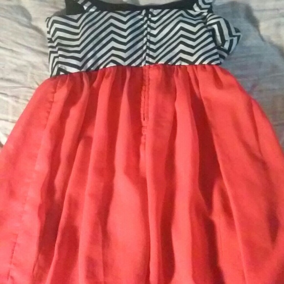 A mid thigh dress - Picture 3 of 3