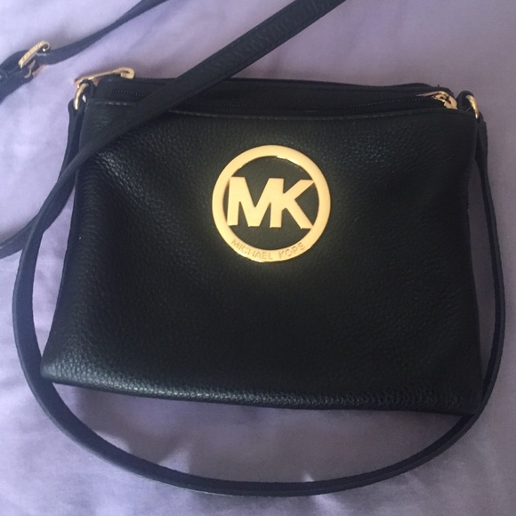 Michael Kors Handbags - 💯 AUTHENTIC Michael Kors Cross Body ✨FINAL PRICE✨