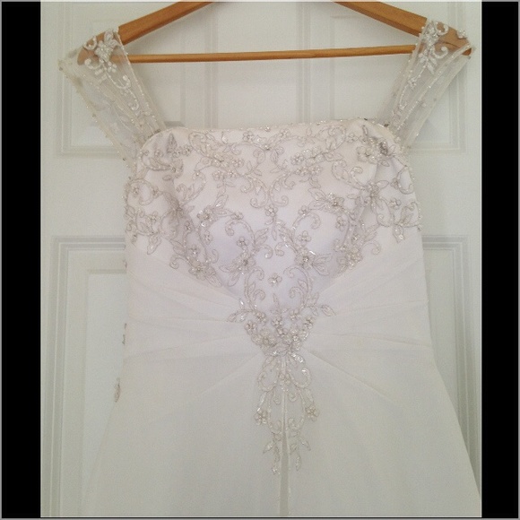 Size 8 (small 2-4 can fit) White A-line Wedd Gown