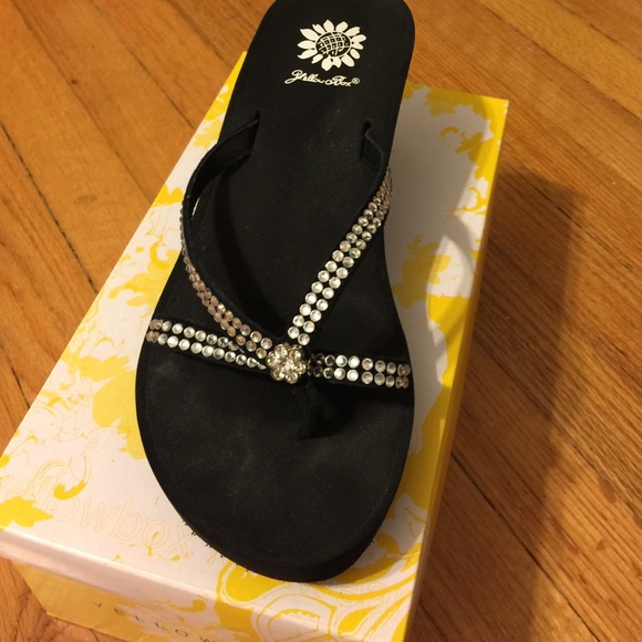 Yellow Box blk wedges