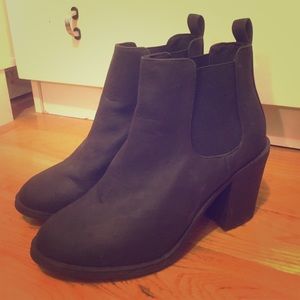 Black heeled Chelsea boots